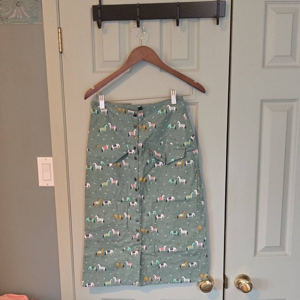 💚 Stylish Green Skirt with Animal Print